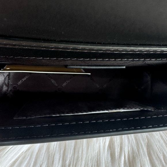 Micheal Kors purse - Picture 6 of 7